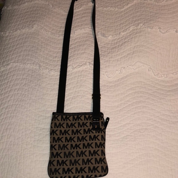 Michael Kors cross body small purse - Picture 2 of 5